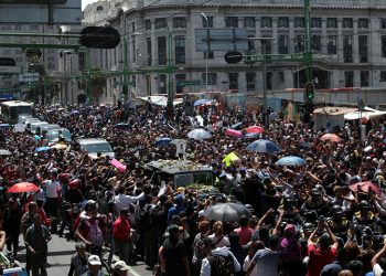 Thousands-mourn-Jose-Jose-in-Mexico-City
