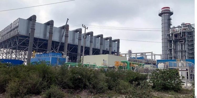 Mexico's electric utility bets on dirty fuel oil