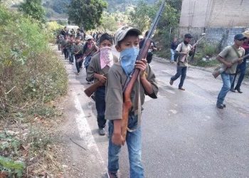 Chilapa: Vigilante group forces children to pose with guns