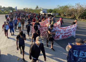 Mexico stops migrant caravan, 800 detained