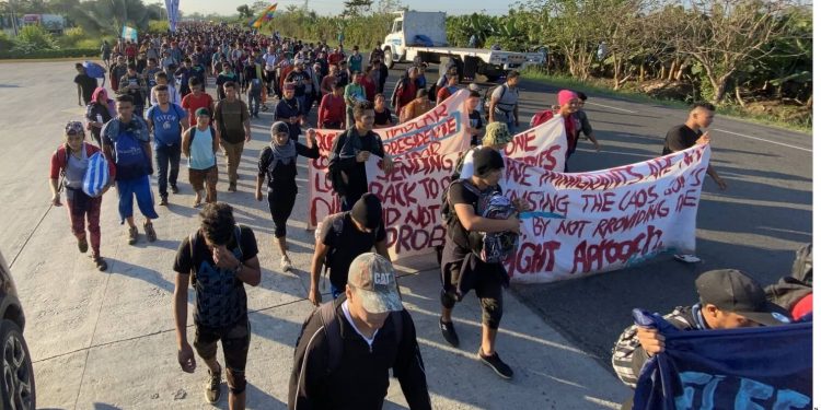 Mexico stops migrant caravan, 800 detained