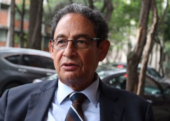 Judge authorizes embargo of columnist's property in libel suit