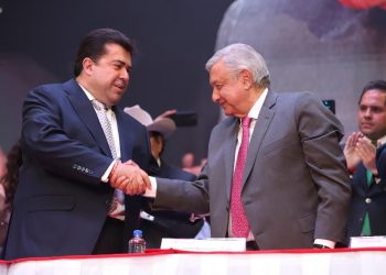 AMLO closes ranks with controversial union leader