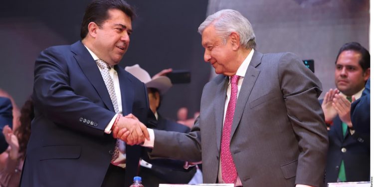 AMLO closes ranks with controversial union leader