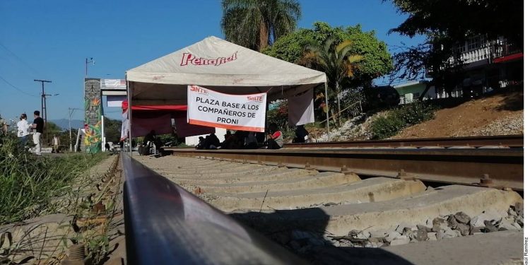 Teachers block rail lines demanding union democracy