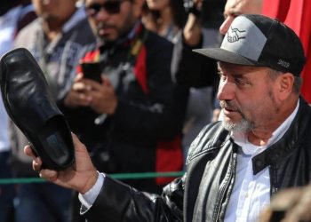 Crime victims decry AMLO for greeting El Chapo's mom