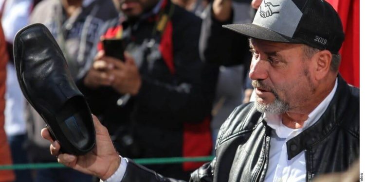 Crime victims decry AMLO for greeting El Chapo's mom