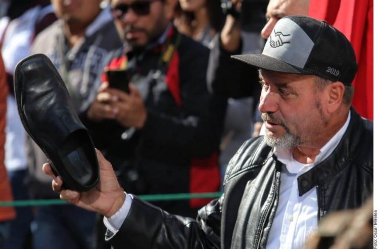 Crime victims decry AMLO for greeting El Chapo's mom