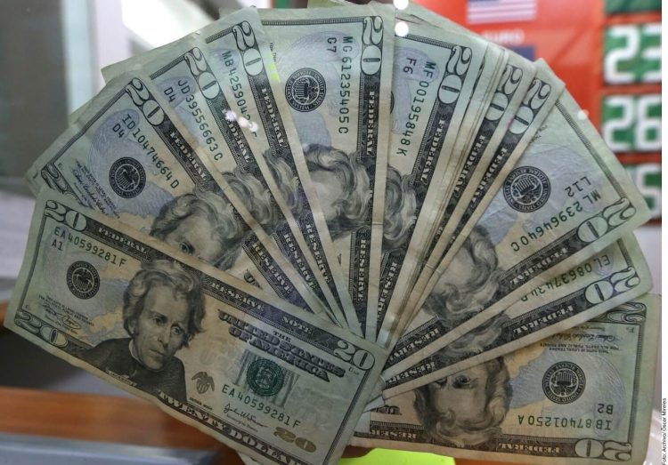 Mexico expands size of currency hedge program