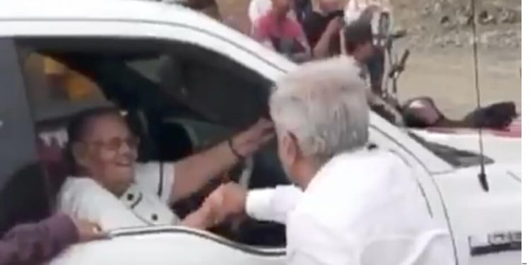 AMLO defends meeing El Chapo's mother amid quarantine