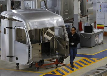 Daimler shuts down truck, bus plants in Mexico