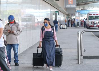 Mexican airlines' passenger traffic falls 33% in March