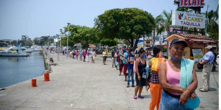 53% of Mexicans see insufficient response to economic crisis