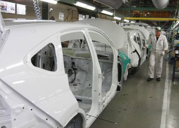 Automakers in Mexico extend shutdown into May