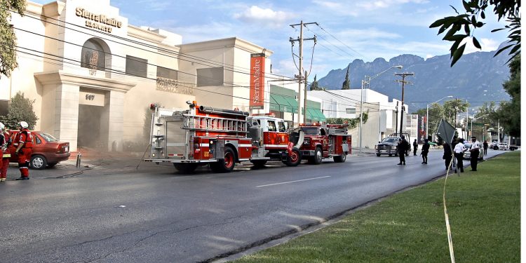 Man threatens to blow up Reforma newspaper's building