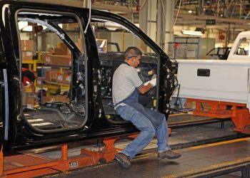 Mexican auto industry awaits details for phased-in reopening