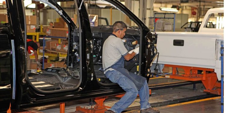 Mexican auto industry awaits details for phased-in reopening