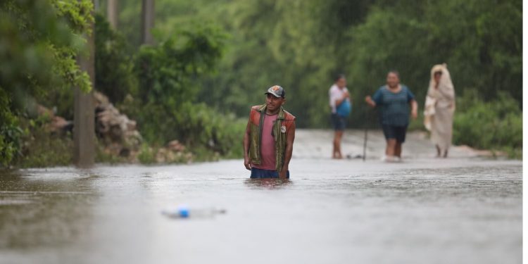 Storm makes landfall in Campeche as AMLO tours region