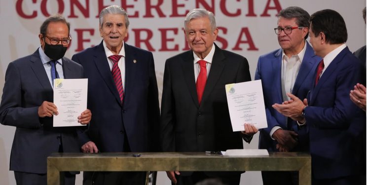 AMLO, private sector agree on overhaul of Mexico's pension system