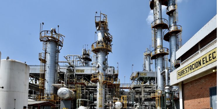 Mexico's refining output dips 18% in 2020