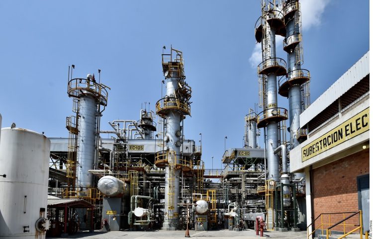 Mexico's refining output dips 18% in 2020