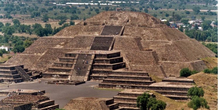 Mexico reopens famed Teotihuacán's ruins to tourists