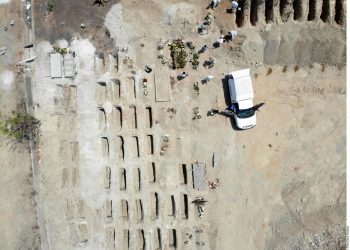 Coronavirus: Mexico tops 100,000 deaths as cold season rolls in