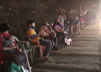 Coronavirus: hundreds wait overnight in greater Monterrey for vaccine