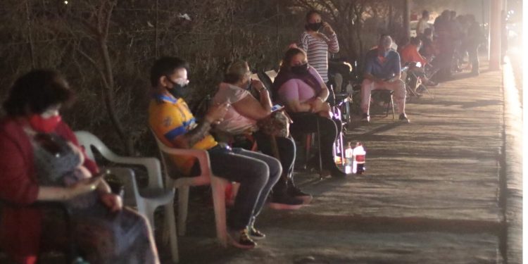 Coronavirus: hundreds wait overnight in greater Monterrey for vaccine